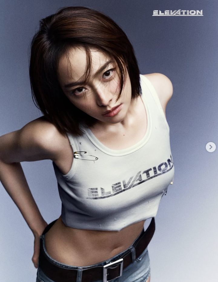 [서울=뉴시스] 배우 빅토리아가 데뷔 초기 모습을 연상시키는 독보적인 비주얼과 완벽한 복근을 자랑했다. (사진 : 빅토리아 SNS 캡처) *재판매 및 DB 금지