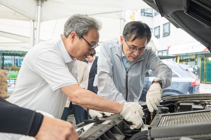 [서울=뉴시스] 지난달 ‘양천구 추석맞이 자동차 무상점검’에 참여한 이기재 양천구청장(오른쪽). (사진=양천구 제공) 2026.10.18. photo@newsis.com *재판매 및 DB 금지