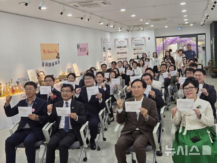 [시흥=뉴시스] 생활개선 시흥시연합회가 활동 결과 전시회를 개최하고 기념 촬영을 하고 있다. (사진=시흥시 제공).2026.10.18.photo@newsis.com