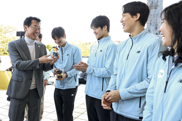 [화성=뉴시스] 정명근 경기 화성시장이 16일 제주종합경기장 실내수영장 앞에서 전국체전 출전 화성시 수영선수단을 격려하고 있다. (사진=화성시 제공) 2026.10.18. photo@newsis.com *재판매 및 DB 금지