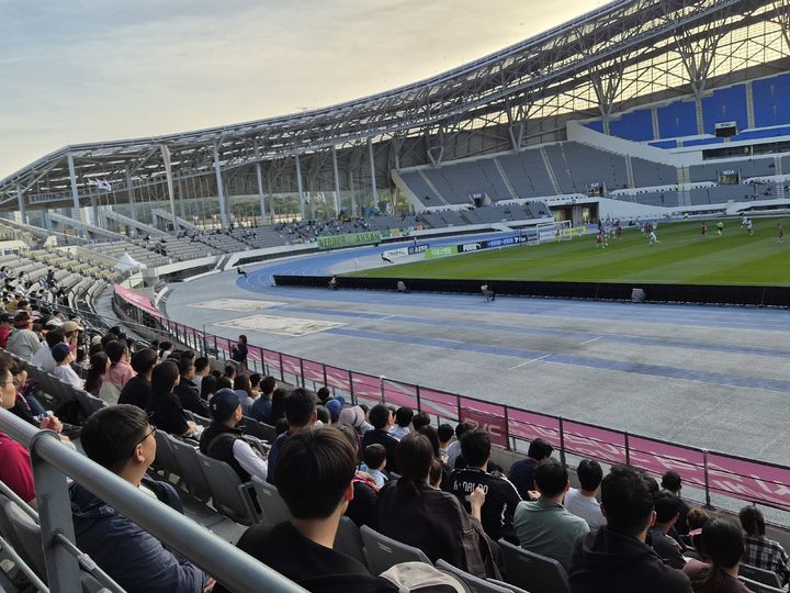 용인=뉴시스] 용인시가 용인예술과학대, 용인FC와 함께 보호대상아동들을 용인시시민프로축구단 경기에 초청했다.(사진=용인시 제공) 2026. 10. 18. photo@newsis.com *재판매 및 DB 금지