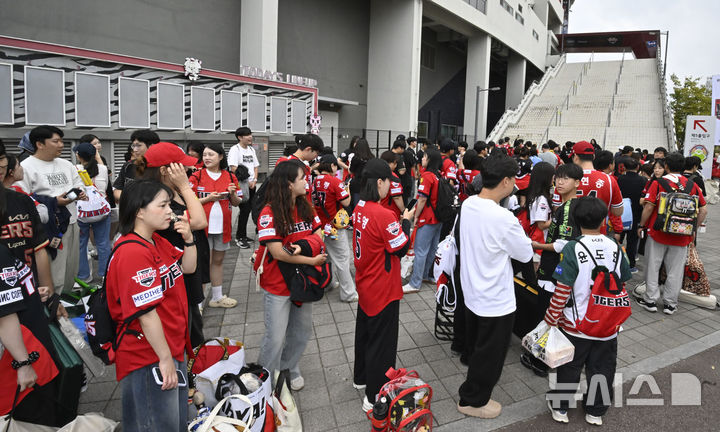[전남광주=뉴시스] 양시원 기자 = 2026 신한 쏠 KBO 포스트시즌 준플레이오프 2차전 KIA타이거즈 대 LG트윈스의 경기가 열리는 18일 오전 전남광주 북구 광주-기아챔피언스필드에서 야구 팬들이 경기장 입장을 기다리고 있다. 2026.10.18. goodwrite97@newsis.com