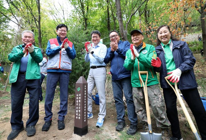 [서울=뉴시스] 16일 북한산 실락어린이공원 인근에서 박운기 구청장(왼쪽 두 번째) 등 ‘서대문구 30만 그루 나무심기’ 행사 참가자들이 기념 표지 제막 후 박수를 치고 있다.. (사진=서대문구 제공) 2026.10.18. photo@newsis.com *재판매 및 DB 금지