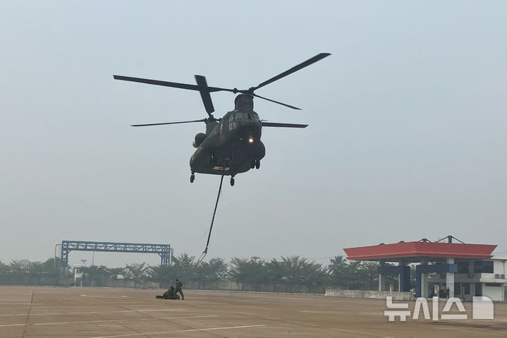 [멤파와=AP/뉴시스] 17일 고베신문 등 현지 언론에 따르면 일본 정부 내에서 방위비 증액 재원으로 법인세 추가 인상안이 거론됐다. 사진은 2026년 9월16일 인도네시아 서칼리만탄주 멤파와의 키징항에서 일본 자위대 치누크 헬기가 산불 진화를 위한 물 투하 작업을 준비하는 모습으로, 일본 자위대가 제공했다. 2026.10.18.
