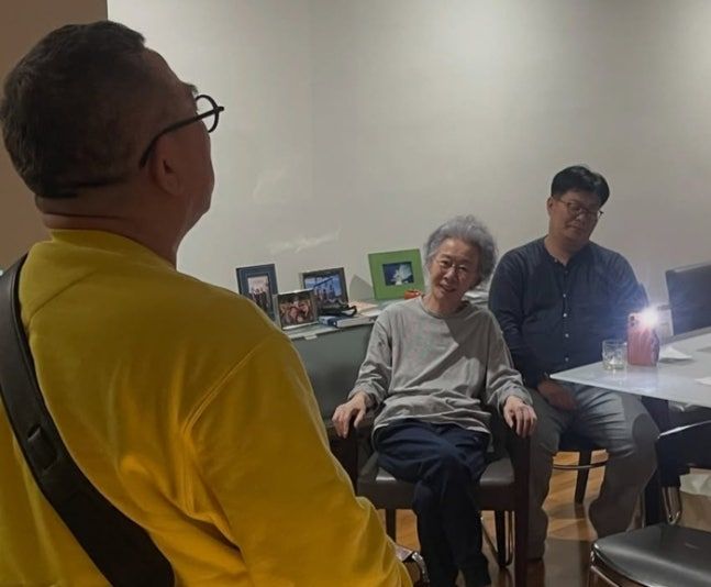 윤여정 팔순 잔치 열렸다…"우리끼리 조촐하게 치렀다"