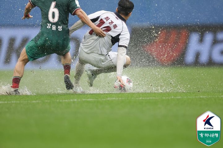 [서울=뉴시스] 프로축구 K리그1 대전하나시티즌의 강윤성, 광주FC의 최경록. (사진=한국프로축구연맹 제공)