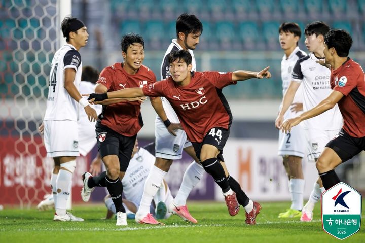 [서울=뉴시스] 프로축구 K리그2 부산아이파크의 최동렬. (사진=한국프로축구연맹 제공) photo@newsis.com *재판매 및 DB 금지