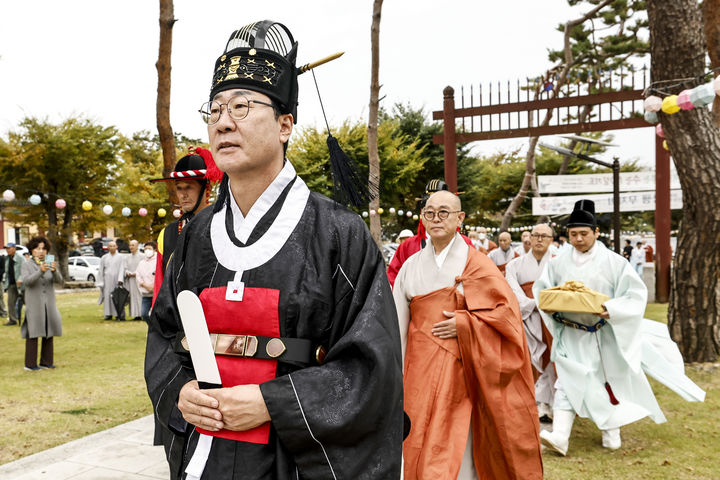 [화성=뉴시스] 정명근 경기 화성시장이 18일 용주사에서 열린 '2026년 국행 무차회' 봉행을 위해 이동 중이다. (사진=화성시 제공) 2026.10.18. photo@newsis.com *재판매 및 DB 금지