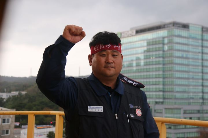 [울산=뉴시스] 금속노조 현대중공업지부 김동하 지부장이 올해 임금 및 단체협약 교섭 마무리를 촉구하며 18일 오후 HD현대중공업 울산 본사 내 높이 25m짜리 크레인에 올라가 고공 농성에 돌입했다. (사진=HD현대중공업 노동조합 제공) 2026.10.18. photo@newsis.com *재판매 및 DB 금지