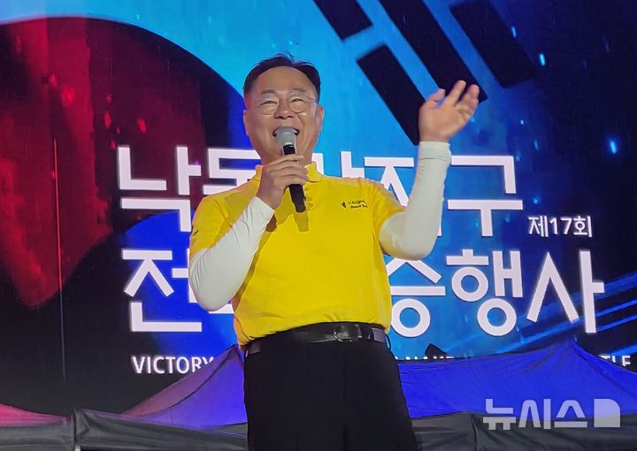 [칠곡=뉴시스] 박홍식 기자 = 김재욱 경북 칠곡군수가 18일 오후 칠곡보 생태공원에서 열린 '제13회 칠곡낙동강평화축제' 폐막식에서 인사말을 하고 있다. 2026.10.18 phs6431@newsis.com