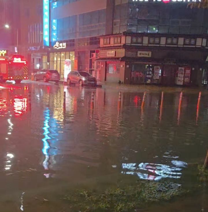 [나주=뉴시스] 18일 오후 전남광주 나주시 빛가람동 상가 도로 일대가 침수돼 당국이 배수 작업을 하고 있다. (사진 = 독자 제공) 2026.10.18. photo@newsis.com&nbsp; *재판매 및 DB 금지