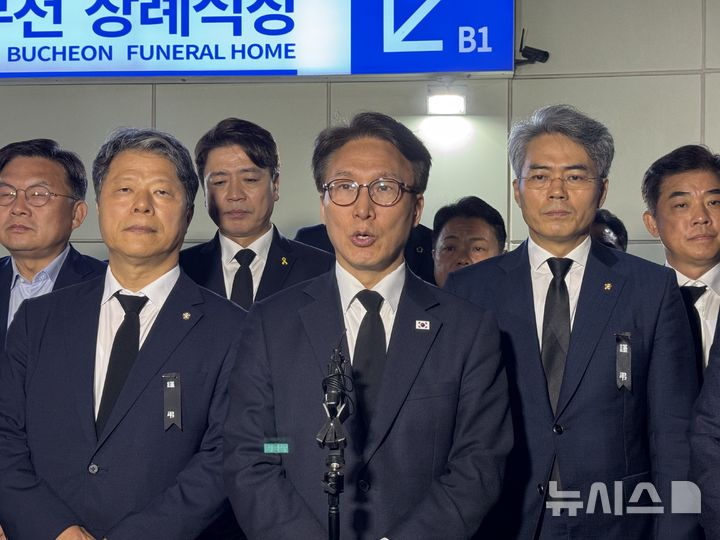 [부천=뉴시스]이시현 인턴기자=김민석 더불어민주당 대표가 18일 경기 부천시 순천향대학교 부천병원 장례식장에 마련된 고(故) 김진석 소방위의 빈소 조문을 마친 뒤 발언하고 있다. 2026.10.18.