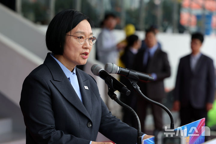 [서울=뉴시스] 홍효식 기자 = 한성숙 국무총리가 18일 서울 용산구 효창운동장에서 열린 제44회 대통령기 이북도민 체육대회에서 축사하고 있다. 2026.10.18. yesphoto@newis.com