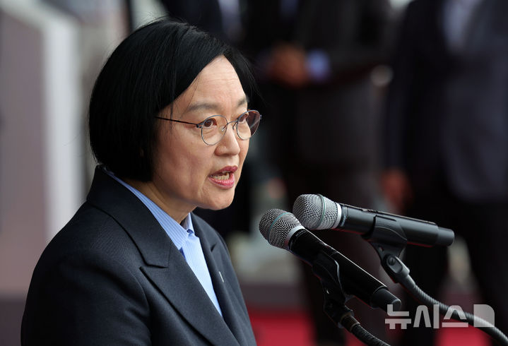 [서울=뉴시스] 홍효식 기자 = 한성숙 국무총리가 18일 서울 용산구 효창운동장에서 열린 제44회 대통령기 이북도민 체육대회에서 축사하고 있다. 2026.10.18. yesphoto@newis.com