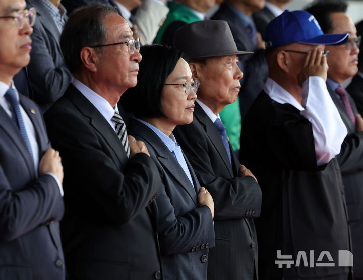 [서울=뉴시스] 홍효식 기자 = 한성숙 국무총리 등 내빈들이 18일 서울 용산구 효창운동장에서 열린 제44회 대통령기 이북도민 체육대회에서 국기에 대한 경례를 하고 있다. 2026.10.18. yesphoto@newis.com