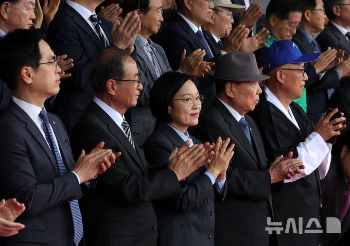 [서울=뉴시스] 홍효식 기자 = 한성숙 국무총리가 18일 서울 용산구 효창운동장에서 열린 제44회 대통령기 이북도민 체육대회에서 입장하는 선수단에게 박수를 보내고 있다. 2026.10.18. yesphoto@newis.com