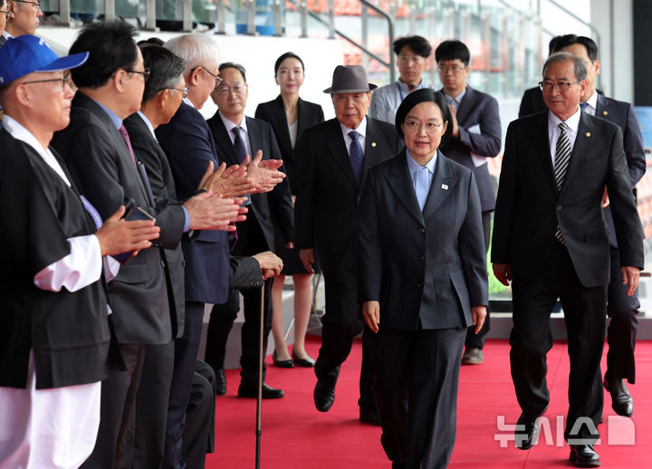 [서울=뉴시스] 홍효식 기자 = 한성숙 국무총리가 18일 서울 용산구 효창운동장에서 열린 제44회 대통령기 이북도민 체육대회에 참석하고 있다. 2026.10.18. yesphoto@newis.com