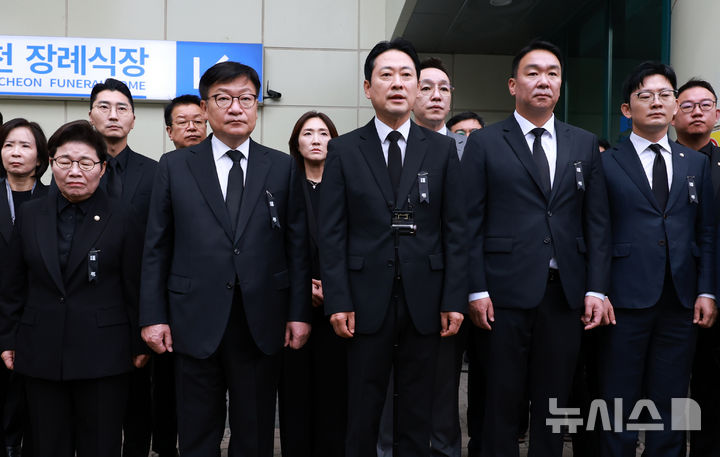 [부천=뉴시스] 이영환 기자 = 장동혁 국민의힘 대표가 18일 오전 경기 부천시 순천향대학교 부천병원 장례식장에 마련된 부천 공장 화재 순직 소방관의 빈소 조문을 마친 후 발언하고 있다. 2026.10.18. 20hwan@newsis.com