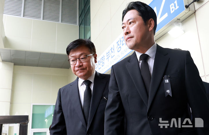 [부천=뉴시스] 이영환 기자 = 장동혁 국민의힘 대표와 정점식 원내대표가 18일 오전 경기 부천시 순천향대학교 부천병원 장례식장에 마련된 부천 공장 화재 순직 소방관의 빈소 조문을 마친 후 이동하고 있다. 2026.10.18. 20hwan@newsis.com
