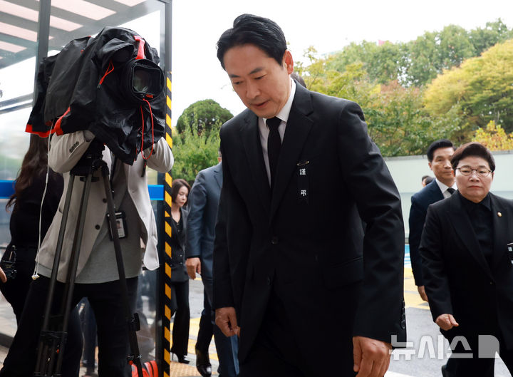 [부천=뉴시스] 이영환 기자 = 장동혁 국민의힘 대표가 18일 오전 경기 부천시 순천향대학교 부천병원 장례식장에 마련된 부천 공장 화재 순직 소방관의 빈소로 향고 있다. 2026.10.18. 20hwan@newsis.com