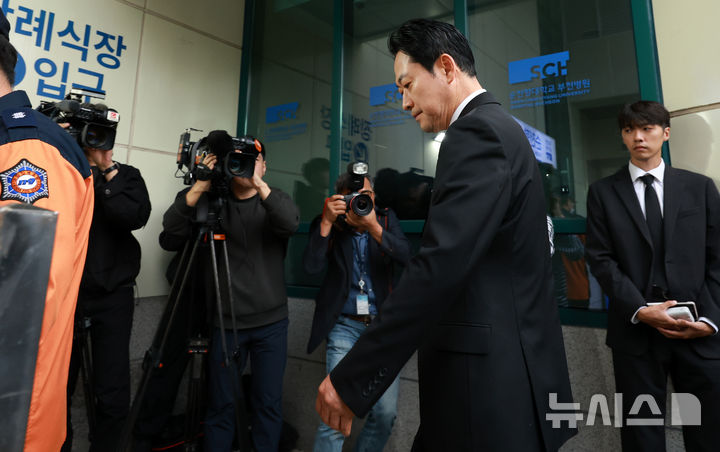 [부천=뉴시스] 이영환 기자 = 장동혁 국민의힘 대표가 18일 오전 경기 부천시 순천향대학교 부천병원 장례식장에 마련된 부천 공장 화재 순직 소방관의 빈소로 향고 있다. 2026.10.18. 20hwan@newsis.com