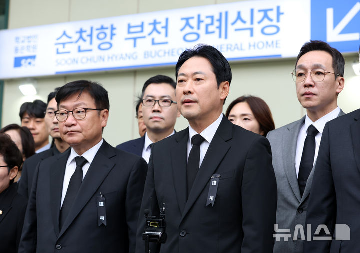 [부천=뉴시스] 이영환 기자 = 장동혁 국민의힘 대표가 18일 오전 경기 부천시 순천향대학교 부천병원 장례식장에 마련된 부천 공장 화재 순직 소방관의 빈소 조문을 마친 후 발언하고 있다. 2026.10.18. 20hwan@newsis.com