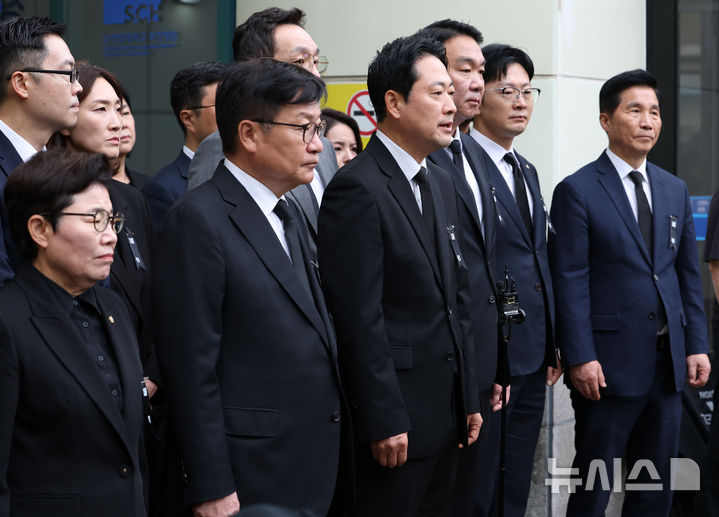[부천=뉴시스] 이영환 기자 = 장동혁 국민의힘 대표가 18일 오전 경기 부천시 순천향대학교 부천병원 장례식장에 마련된 부천 공장 화재 순직 소방관의 빈소 조문을 마친 후 발언하고 있다. 2026.10.18. 20hwan@newsis.com
