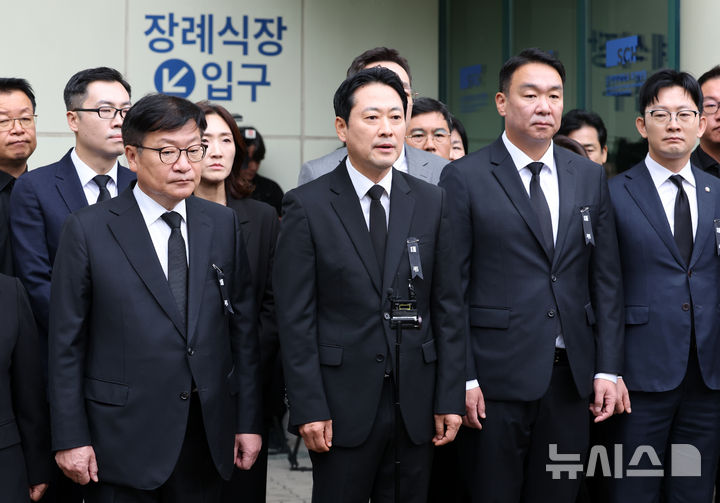 [부천=뉴시스] 이영환 기자 = 장동혁 국민의힘 대표가 18일 오전 경기 부천시 순천향대학교 부천병원 장례식장에 마련된 부천 공장 화재 순직 소방관의 빈소 조문을 마친 후 발언하고 있다. 2026.10.18. 20hwan@newsis.com
