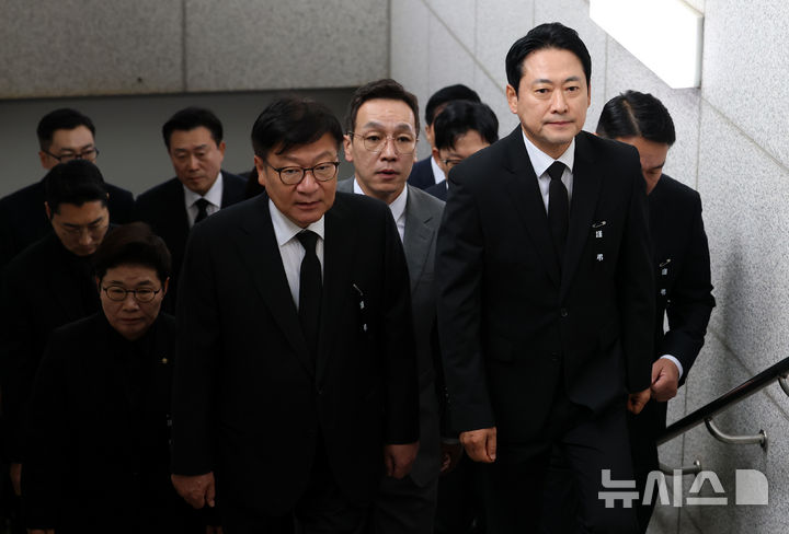 [부천=뉴시스] 이영환 기자 = 장동혁 국민의힘 대표와 정점식 원내대표가 18일 오전 경기 부천시 순천향대학교 부천병원 장례식장에 마련된 부천 공장 화재 순직 소방관의 빈소 조문을 마친 후 이동하고 있다. 2026.10.18. 20hwan@newsis.com