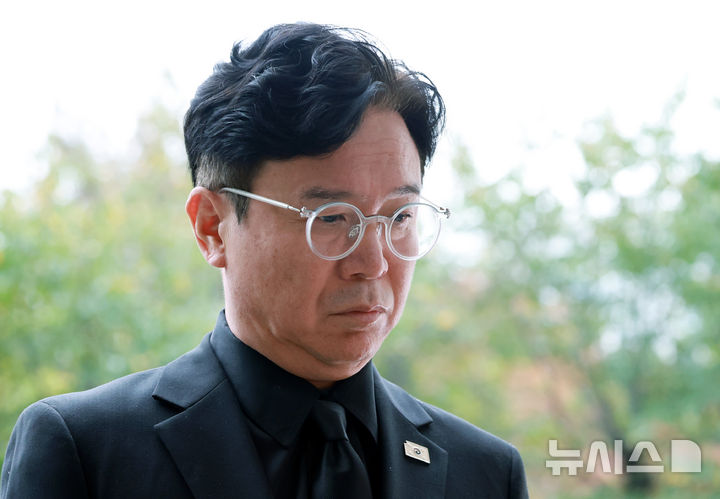 [부천=뉴시스] 이영환 기자 = 김영훈 고용노동부 장관이 18일 오전 경기 부천시 순천향대학교 부천병원 장례식장에 마련된 부천 공장 화재 순직 소방관의 빈소로 향하고 있다. 2026.10.18. 20hwan@newsis.com