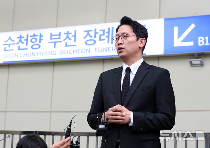 [부천=뉴시스] 이영환 기자 = 이기인 개혁신당 비상대책위원장이 18일 오전 경기 부천시 순천향대학교 부천병원 장례식장에 마련된 부천 공장 화재 순직 소방관의 빈소 조문을 마친 후 발언하고 있다. 2026.10.18. 20hwan@newsis.com