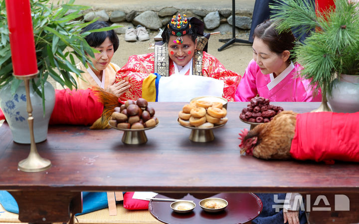 [경산=뉴시스] 이무열 기자 = 18일 경북 경산시 영남대학교 민속촌에서 열린 '경상북도 외국인 대상 전통혼례식'에서 스리랑카 부부가 전통 혼례를 올리고 있다. 이번 전통혼례는 경북도와 영남대학교 박물관이 도내 외국인 주민의 지역 정착을 돕기 위해 마련한 시범사업으로, 인도·스리랑카·가나·베트남 출신 부부 5쌍이 오는 25일까지 차례로 전통혼례를 올린다. 2026.10.18. lmy@newsis.com
