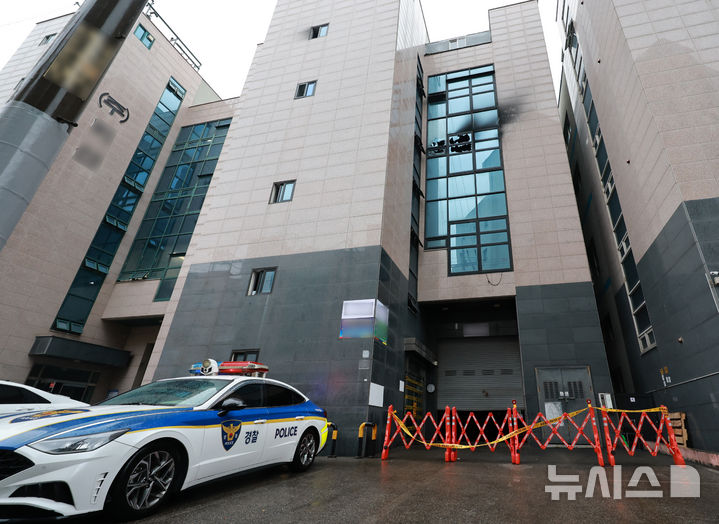 [부천=뉴시스] 이영환 기자 = 지난 16일 화재가 발생했던 경기 부천의 한 도장공장 입구 일대가 통제되고 있다. 이날 발생한 화재로 소방관 1명이 숨지고 7명이 다쳤다. 2026.10.18. 20hwan@newsis.com