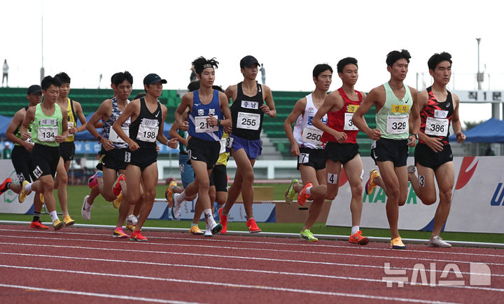 [서귀포=뉴시스] 우장호 기자 = 제107회 전국체육대회 3일차인 18일 제주 서귀포시 강창학종합경기장에서 남자부 5000m 결승 경기가 진행 중이다. 2026.10.18. woo1223@newsis.com