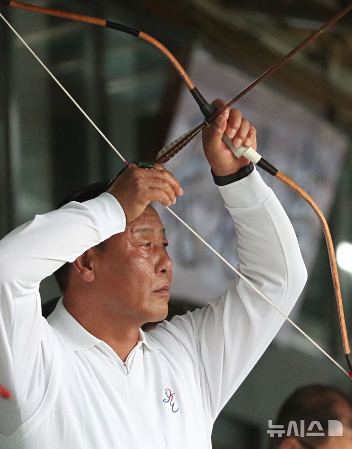 [서귀포=뉴시스] 우장호 기자 = 제107회 전국체육대회 3일차인 18일 제주 서귀포시 강창학종합경기장 일원에서 궁도 경기가 진행 중이다. 2026.10.18. woo1223@newsis.com