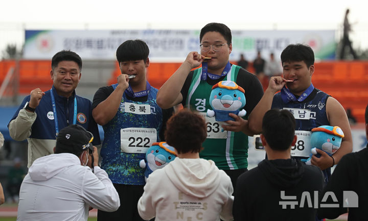 [서귀포=뉴시스] 우장호 기자 = 제107회 전국체육대회 3일차인 18일 제주 서귀포시 강창학종합경기장에서 포환던지기 시상식이 열리고 있다. 2026.10.18. woo1223@newsis.com