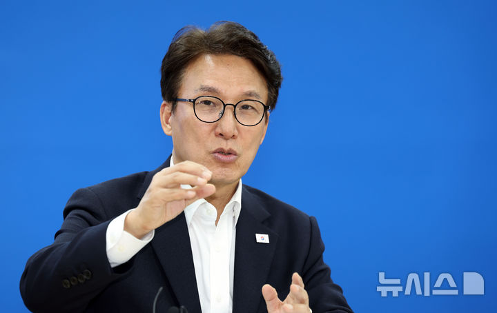  [부산=뉴시스] 하경민 기자 = 김민석 더불어민주당 대표가 18일 부산 동구 민주당 부산시당에서 당 소속 6개 기초단체장들과 간담회를 갖고 있다. 2026.10.18. yulnetphoto@newsis.com