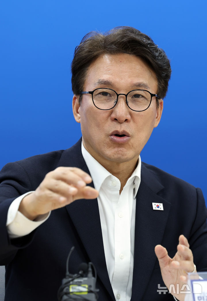  [부산=뉴시스] 하경민 기자 = 김민석 더불어민주당 대표가 18일 부산 동구 민주당 부산시당에서 당 소속 6개 기초단체장들과 간담회를 갖고 있다. 2026.10.18. yulnetphoto@newsis.com