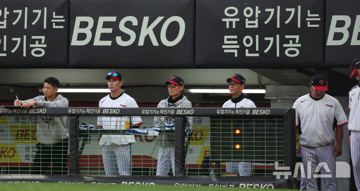[전남광주=뉴시스] 김선웅 기자 = 18일 전남광주 북구 광주기아-챔피언스필드에서 열린 2026 KBO 포스트시즌 준플레이오프 LG 트윈스 vs KIA 타이거즈 2차전 경기, LG 염경엽 감독이 1-5로 뒤지는 가운데 경기를 지켜보고 있다. 2026.10.18. mangusta@newsis.com