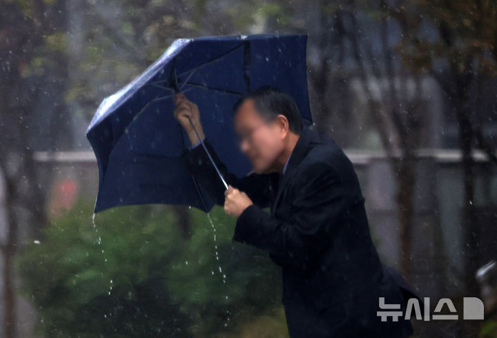 [서울=뉴시스] 홍효식 기자 = 강풍을 동반한 강한 비가 내린 18일 서울 중구 세종대로에서 한 시민이 우산을 쓰고 발걸음을 재촉하고 있다. 2026.10.18. yesphoto@newsis.com