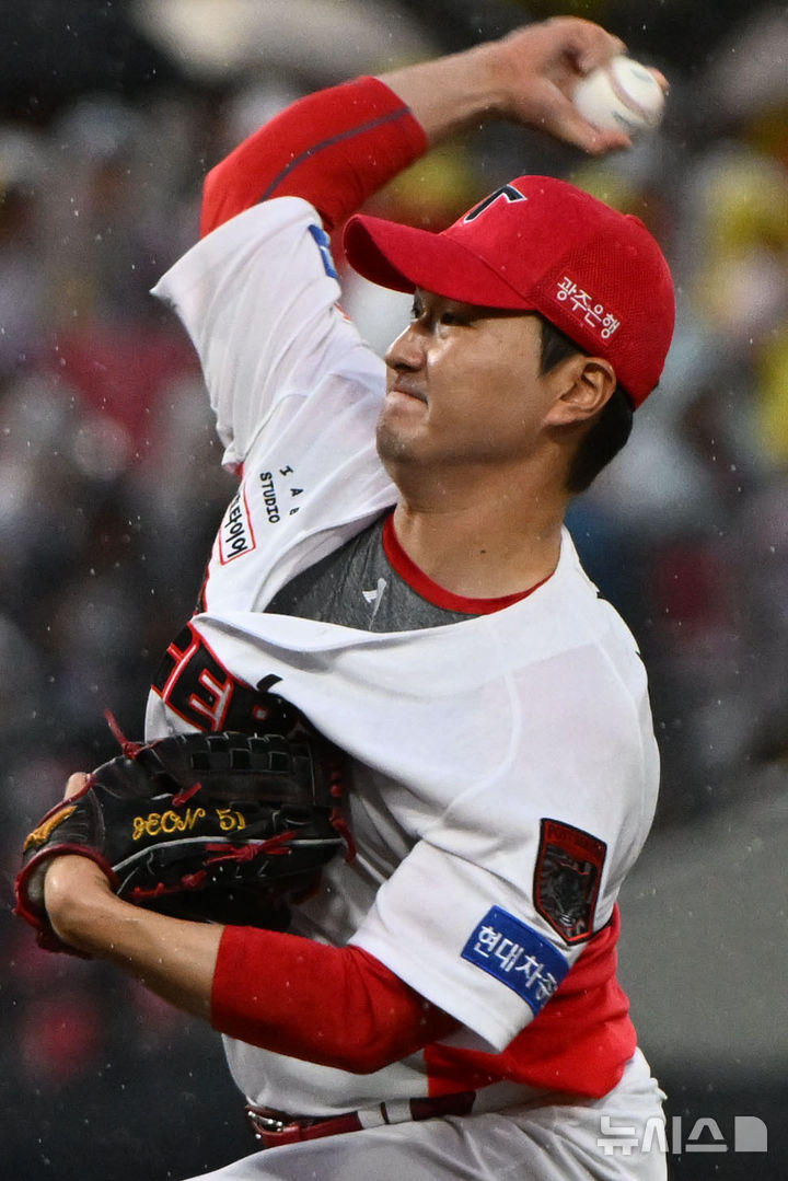 [전남광주=뉴시스] 이영주 기자 = 18일 오후 전남광주 북구 광주-기아챔피언스필드에서 열린 2026 KBO 포스트시즌 준플레이오프 2차전 LG트윈스 대 KIA타이거즈의 경기. 8회 말 2사 1·2루 상황 KIA 조상우에서 교체된 마무리투수 전상현이 역투하고 있다. 2026.10.18. leeyj2578@newsis.com