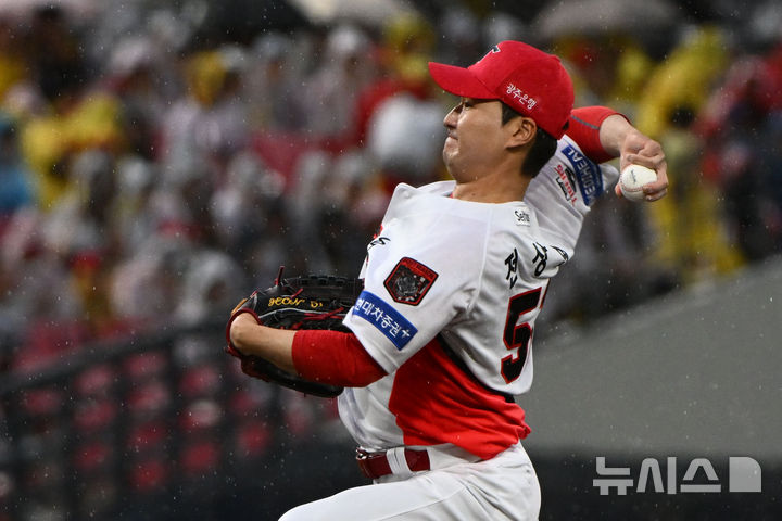 [전남광주=뉴시스] 이영주 기자 = 18일 오후 전남광주 북구 광주-기아챔피언스필드에서 열린 2026 KBO 포스트시즌 준플레이오프 2차전 LG트윈스 대 KIA타이거즈의 경기. 8회 말 2사 1·2루 상황 KIA 조상우에서 교체된 마무리투수 전상현이 역투하고 있다. 2026.10.18. leeyj2578@newsis.com