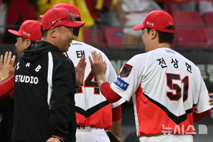 [전남광주=뉴시스] 이영주 기자 = 18일 오후 전남광주 북구 광주-기아챔피언스필드에서 열린 2026 KBO 포스트시즌 준플레이오프 2차전 LG트윈스 대 KIA타이거즈의 경기. 6-3으로 KIA가 승리한 뒤 이범호 KIA 감독이 마무리투수 전상현을 격려하며 웃고있다. 2026.10.18. leeyj2578@newsis.com