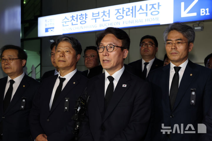 [부천=뉴시스] 조성우 기자 = 김민석 더불어민주당 대표가 18일 경기 부천시 순천향대학교 부천병원 장례식장에 마련된 부천 공장 화재 순직 소방관의 빈소 조문을 마치고 나와 발언하고 있다. 2026.10.18. xconfind@newsis.com