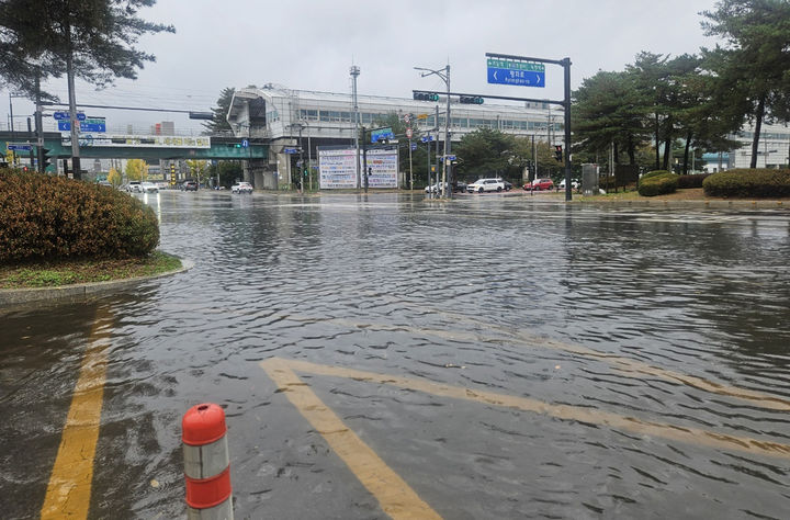 [서울=뉴시스] 강풍과 강한 비가 내린 18일&nbsp; 경기 의정부시 녹양역 사거리 도로가 침수돼 있다. (사진=독자 제공) 2026.10.18. photo@newsis.com *재판매 및 DB 금지