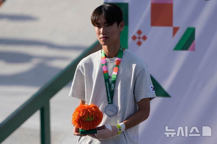 [루케=AP/뉴시스] 2026 아이치·나고야 아시안게임 스트리트 금메달리스트 강준이가 18일(현지 시간) 파라과이 루케에서 열린 2026 세계 스케이트보드 선수권대회 스트리트 결선에서 은메달을 따낸 뒤 기념 촬영을 하고 있다. 2026.10.19.