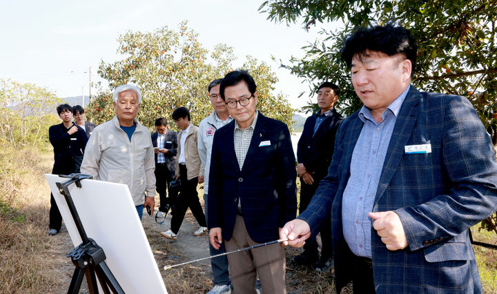 [보령=뉴시스] 수부천 제방도로 포장 현장을 방문한 엄승용 보령시장. (사진=보령시청 제공) 2026.10.19. photo@newsis.com *재판매 및 DB 금지