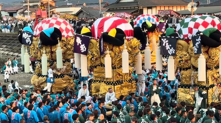 [서울=뉴시스] 18일 일본 TV아사히는 에히메현 사이조시에서 열린 '사이조 마쓰리' 축제에 참가한 나바에 아키히로 사이조시 부시장이 축제용 가마 '다이코다이'에 깔리는 사고를 당했다고 보도했다. 사고 직후 나바에 부시장은 병원으로 이송됐지만 끝내 숨졌다. (사진='kei' 유튜브 채널 캡처)