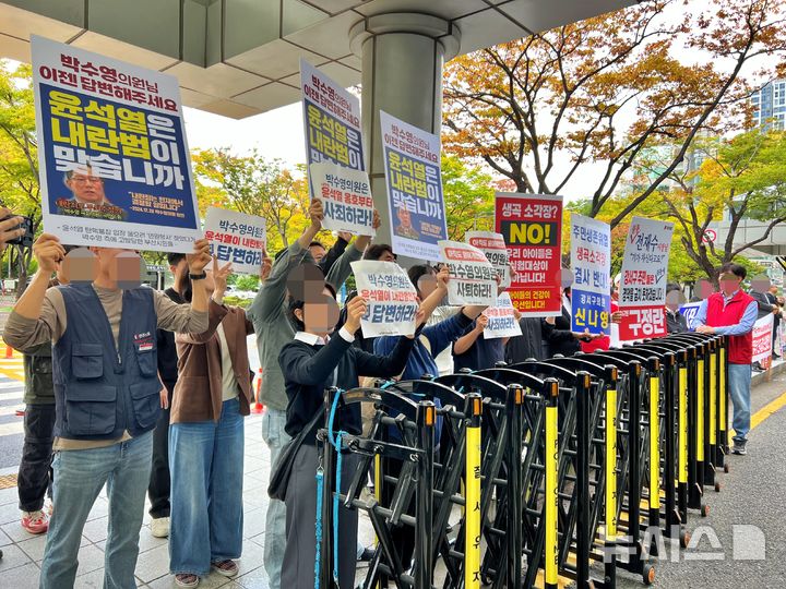 [부산=뉴시스] 원동화 기자 = 국민의힘 박수영 의원이 19일 부산 연제구 부산시청 앞에서 1인 시위를 벌이자 맞은편에서는 내란청산사회대개혁 부산행동 등 시민단체가 맞불 집회를 열었다. 2026.10.19. dhwon@newsis.com