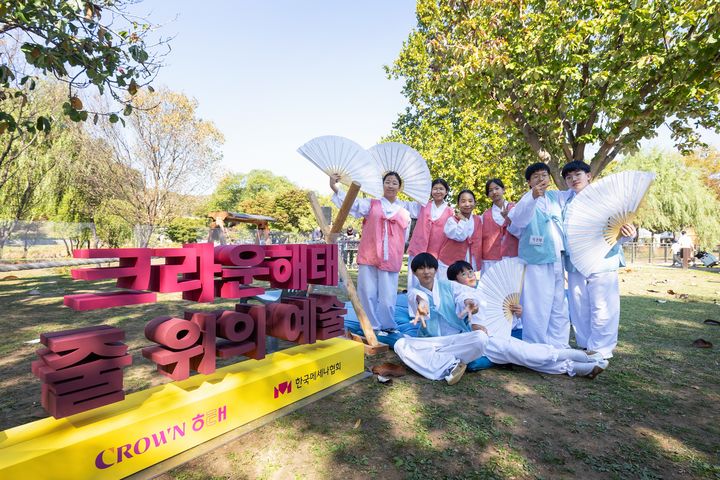 [서울=뉴시스] 수동초등학교 송천분교 학생들이 17일 다산정약용문화제에서 '줄 위의 예술' 공연을 선보이고 있다. (사진=한국메세나협회 제공) 2026. 10. 19. photo@newsis.com *재판매 및 DB 금지